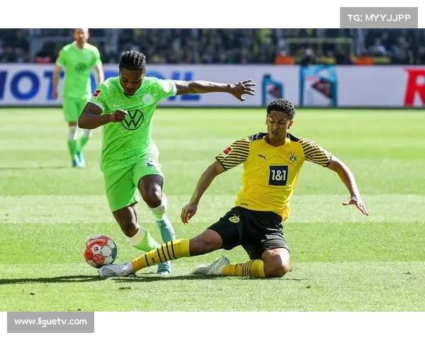 多特蒙德三中卫体系完美封锁沃尔夫斯堡传球路线